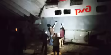 Наводна слика од излетување на воз од шините во руската област Брјанск во текот на ноќта на 31 мај 2025 година по уривањето на мост. Најмалку седум лица загинаа, а уште 69 се повредени во инцидентот, тврдат руските власти. Фото: ASTRA/Telegram