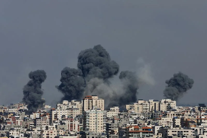 Израел го зголеми бомбардирањето на Газа, се водат жестоки борби