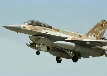 Авион Ф-16 полетува за да нападне позиции на Хезболах во Либан, 1996. Photo: Wikimedia Commons