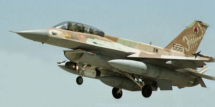 Авион Ф-16 полетува за да нападне позиции на Хезболах во Либан, 1996. Photo: Wikimedia Commons