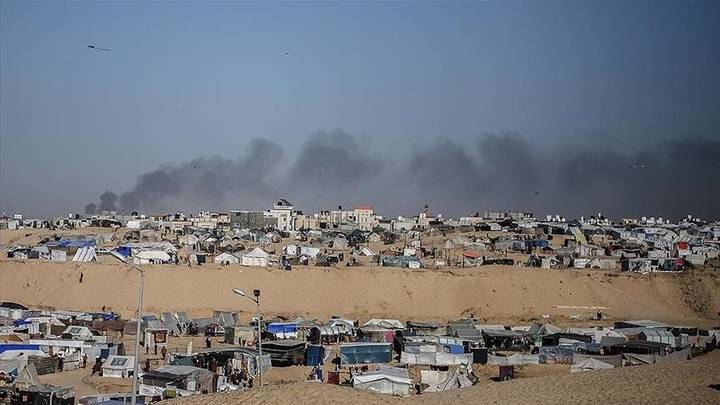 Илјадници раселени Палестинци бегаат од Кан Јунис сред опколување на градот од израелската војска