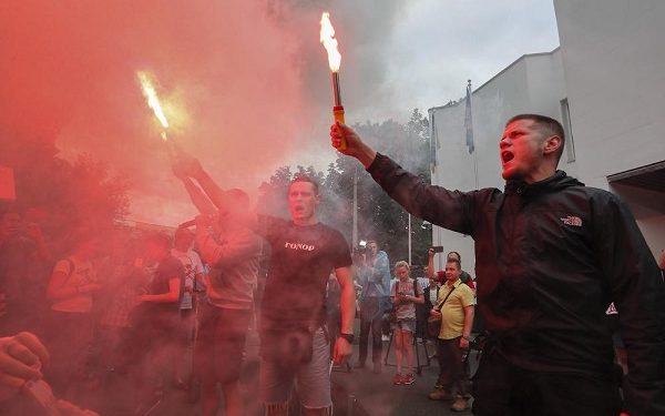 Фото: Иницијативна група од демонстрантите се обиде да влезе во зградата на парламентот, по што дојде до тепачка, а полицијата употреби солзавец/Фото: ЕПА/SERGEY DOLZHENKO