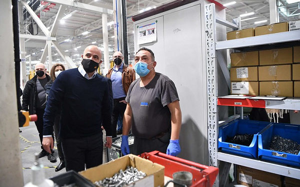 Премиерот Димитар Ковачевски во посета на фабриката „Дура“, извор: Влада на Република Северна Македонија