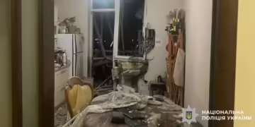 Станбена зграда оштетена по рускиот напад со беспилотни летала врз Кијив, Украина, ноќта на 28 јули 2025 година. Фото: Национална полиција/Телеграм