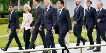 Лидерите на Г7 на церемонијата на положување цветен венец во Меморијалниот парк на мирот Хирошима во Јапонија на 19.05.2023 (Photo: AP)