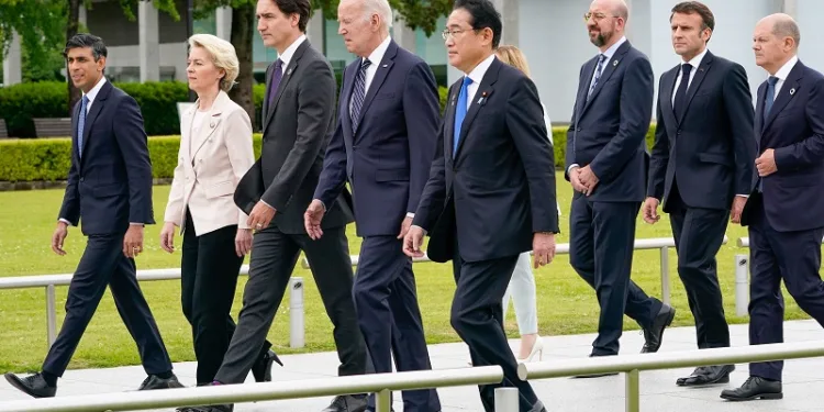 Лидерите на Г7 на церемонијата на положување цветен венец во Меморијалниот парк на мирот Хирошима во Јапонија на 19.05.2023 (Photo: AP)