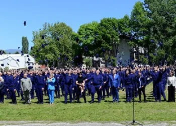 Новите полицајци на промоцијата ја пеат „Бисер балкански“, април 2024