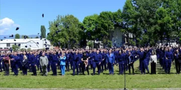 Новите полицајци на промоцијата ја пеат „Бисер балкански“, април 2024
