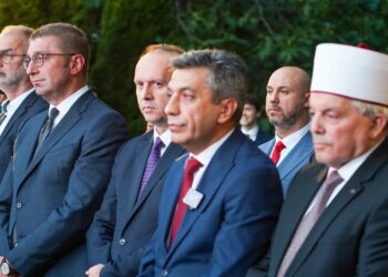 Христијан Мицкоски и вицепремиерот Изет Меџити на свечениот прием по повод 24 години од потпишувањето на Охридскиот рамковен договор. Фото: Влада на Република Северна Македонија/ Фејсбук