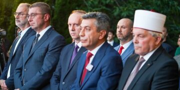 Христијан Мицкоски и вицепремиерот Изет Меџити на свечениот прием по повод 24 години од потпишувањето на Охридскиот рамковен договор. Фото: Влада на Република Северна Македонија/ Фејсбук