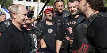 Владимир Путин со Ноќните волци (вклучувајќи го и Александар Залдостанов), 2012 година; извор: http://putin.kremlin.ru/