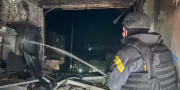 Пожарникарите гаснат пожар во станбена зграда во Одеса на 20 јуни 2025 година по нападот со руски дрон во кој беа повредени најмалку 13 лица, вклучувајќи тројца пожарникари. Фото: Украинска државна служба за вонредни ситуации/Телеграм