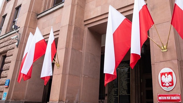 Истерувач на ѓаволи со помош на колбаси од Полска добил 23 милиони евра од претходната власт