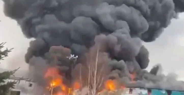 Голем пожар во близина на аеродромот во Санкт Петербург