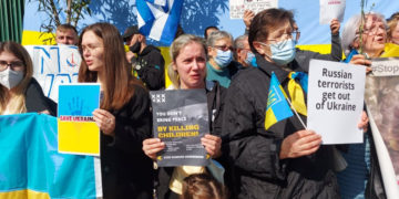Украинци протестираат пред руската амбасада во Атина / МИА