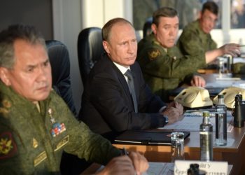 Фото: Рускиот претседател Владимир Путин со министерот за одбрана Сергеј Шојгу и генералот Сергеј Суровкин