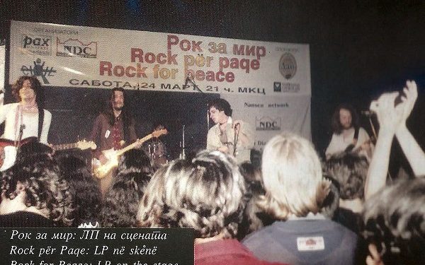 Архива на ЦИВИЛ, скен од книгата „Приказната за Неограничен мир“: Рок за мир, 24 март 2001 година, на сцената е музичкиот состав ЛП.