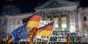 Околу еден милион луѓе го прославија германското единство во ноќта на 3 октомври 1990 година во Берлин (pa/dpa/Kumm)