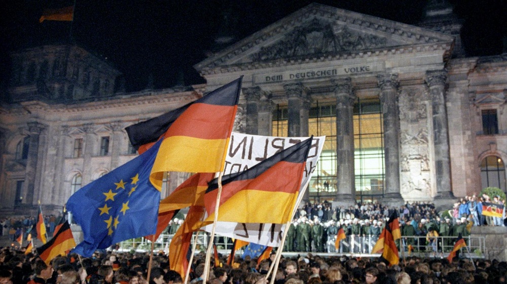 Околу еден милион луѓе го прославија германското единство во ноќта на 3 октомври 1990 година во Берлин (pa/dpa/Kumm)
