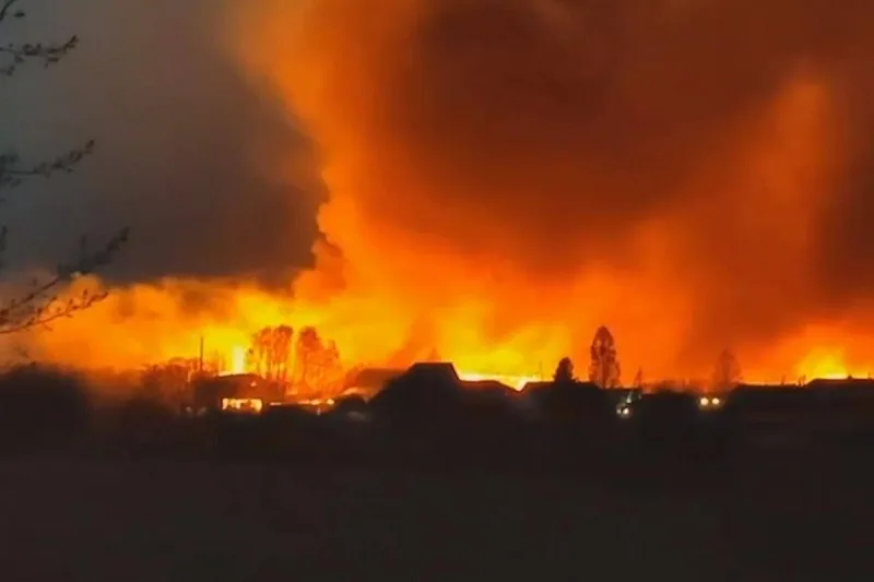 Огромен пожар во една од најголемите руски рафинерии на ЛУКОИЛ
