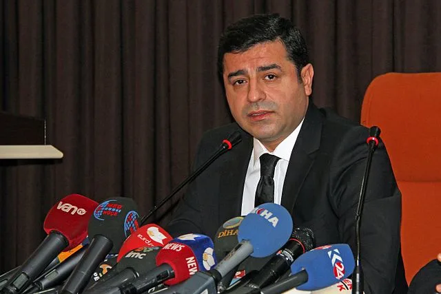 Курдскиот лидер Демирташ осуден во Турција на 20 години затвор