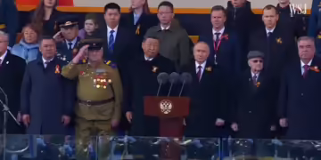 Путин и Си ја гледаа парадата по повод Денот на победата во Москва. Фото: Скриншот од видео на WSJ News