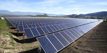epa06097637 View of solar panels at the Quilapilun solar park in Colina, Chile, 19 July 2017. ATLAS Renewable Energy opened the solar photovoltaic plant, Quilapilun, the first large scale solar park in the metropolitan region of Santiago, with a capacity of 110 megawatts.  EPA/ELVIS GONZALEZ