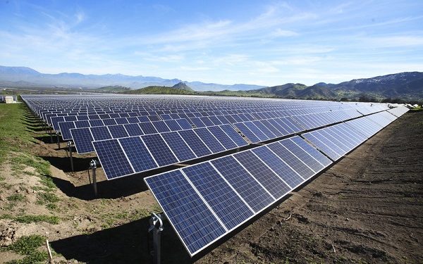 epa06097637 View of solar panels at the Quilapilun solar park in Colina, Chile, 19 July 2017. ATLAS Renewable Energy opened the solar photovoltaic plant, Quilapilun, the first large scale solar park in the metropolitan region of Santiago, with a capacity of 110 megawatts.  EPA/ELVIS GONZALEZ