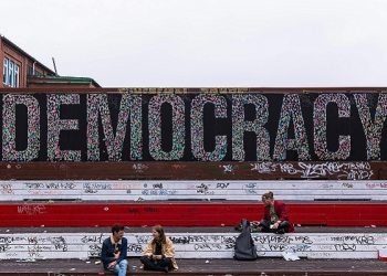 „Демократија“ - улична уметност, Хамбург, Германија.