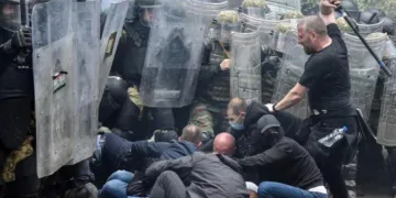 Фото: Учесник во немирите идентификуван како полицаец од Србија/ Твитер