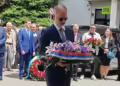 Вицепремиерот Иван Стоиљковиќ во присуство на рускиот амбасадор Баздникин на 9 мај полага цвеќе со лента во боите на српското знаме. Фото: Фејсбук на Иван Стоиљковиќ