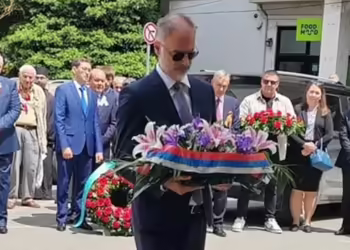 Вицепремиерот Иван Стоиљковиќ во присуство на рускиот амбасадор Баздникин на 9 мај полага цвеќе со лента во боите на српското знаме. Фото: Фејсбук на Иван Стоиљковиќ