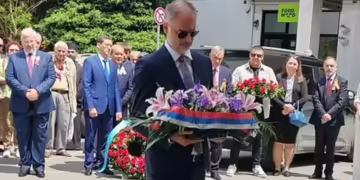Вицепремиерот Иван Стоиљковиќ во присуство на рускиот амбасадор Баздникин на 9 мај полага цвеќе со лента во боите на српското знаме. Фото: Фејсбук на Иван Стоиљковиќ