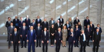 epa09845978 NATO heads of states stand together for a family picture during an extraordinary NATO Summit at the Alliance headquarters in Brussels, Belgium, 24 March 2022. NATO leaders will address the consequences of Russian President Putin's invasion of Ukraine, discuss the role of China in this crisis, and decide on the next steps to strengthen NATO's deterrence and defence.  EPA-EFE/Radek Pietruszka POLAND OUT