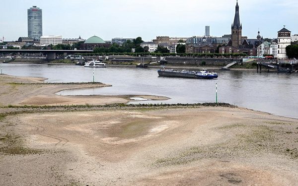 epa10097277 A dry riverbed of the river Rhine in Duesseldorf, Germany, 29 July 2022. According to the waterway and shipping administration on the Rhine, water levels are expected to continue to fall over the next few days.  EPA-EFE/SASCHA STEINBACH