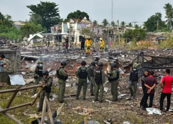 Тајландската полиција и пожарникарите се на терен откако експлозија одекна во магацин за пиротехника. Фото: АФП