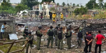 Тајландската полиција и пожарникарите се на терен откако експлозија одекна во магацин за пиротехника. Фото: АФП