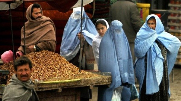 Талибанците им забрануваат на жените да тргуваат со мажи (фото извор: Public Domain Pixabay)