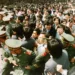 Толпи студенти се пробиваат низ полицискиот кордон пред да се излеат на плоштадот Тијанмен во Пекинг на 4 јуни 1989 година. (Reuters)