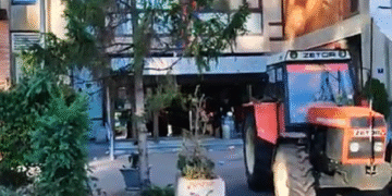 Трактор пред Филозофскиот гакултет во Нови Сад. Фото: Скриншот од видео на 021.rs/Х