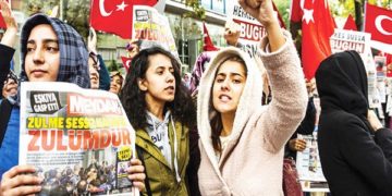 Фото:Луѓето протестираат пред весникот Бугун и ТВ станицата Каналтурк во Истанбул за време на митинг против репресијата на турската влада врз медиумите во 2019 година/АФП