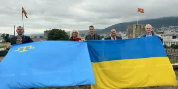 Амбасадорката на Украина и тимот на Амбасадата со знамињата на Украина и Кримските Татари