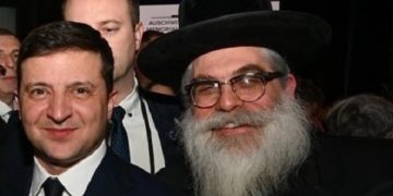 Фото: Главниот рабин на Украина, Јаков Дов Блих со украинскиот претседател Володимир Зеленски Фотографија објавена на Твитер од рабинот Блајх.