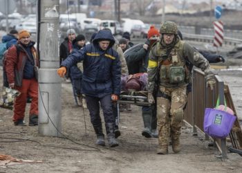 epa09812972 Residents cross the destroyed bridge as they flee from the frontline town of Irpin, Kyiv (Kiev) region, Ukraine, 09 March 2022. Irpin, the town which is located near Kyiv city had heavy fightings for almost a week between Ukrainian and Russian militaries forcing thousands of people to escape from the town.  EPA-EFE/MIKHAIL PALINCHAK