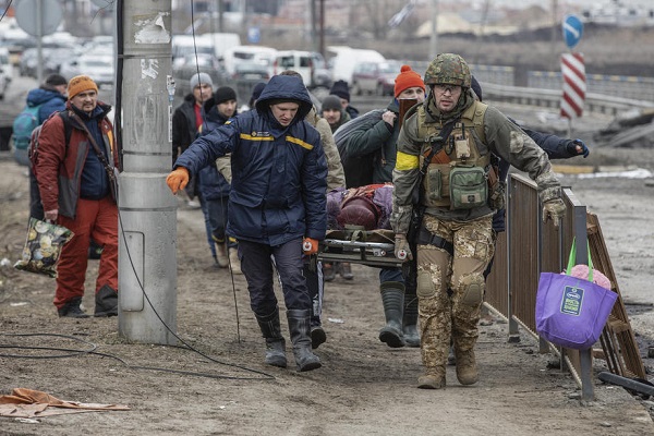 epa09812972 Residents cross the destroyed bridge as they flee from the frontline town of Irpin, Kyiv (Kiev) region, Ukraine, 09 March 2022. Irpin, the town which is located near Kyiv city had heavy fightings for almost a week between Ukrainian and Russian militaries forcing thousands of people to escape from the town.  EPA-EFE/MIKHAIL PALINCHAK