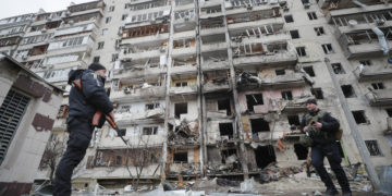 epa09783577 Aftermath of an overnight shelling at a residential area in Kiev, Ukraine, 25 February 2022. Russian troops entered Ukraine on 24 February prompting the country's president to declare martial law.  EPA-EFE/SERGEY DOLZHENKO
