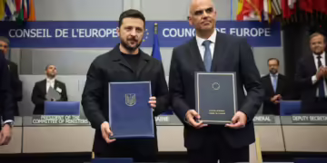 Украинскиот претседател Володимир Зеленски и генералниот секретар на Советот на Европа, Ален Берсе, потпишаа договор со паневропското тело за човекови права, Советот на Европа, за формирање специјален трибунал за судење на високи функционери одговорни за руската инвазија на Украина, Стразбур, 25 јуни 2025.