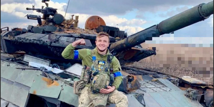 Украинска борец на територијалната одбрана со уништен руски тенк пред Авдиивка Фото: Украински 
 територијални одбрамбени сили