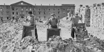 Фото: Мажи од еврејска организација работат на расчистување на варшавското гето од урнатините во 1947 година. Фотографија: Алфред Функевич/Музеј на Варшава
