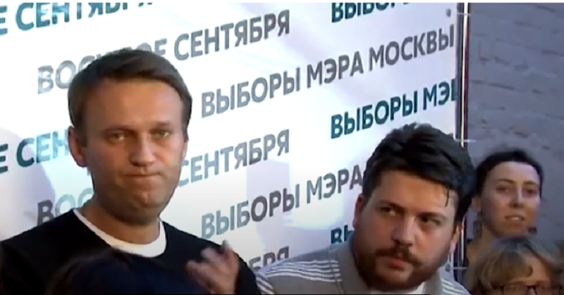 Помошникот на Навални, Волков нападнат со чекан и солзавец во Литванија,  веднаш по нападот вети дека ќе ја продолжи борбата против Путин